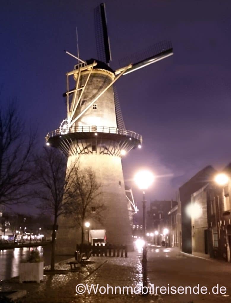 Stellplatz Schiedam bei Nacht